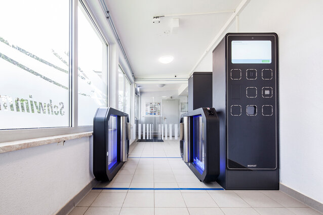 wanzl-access-solutions_kassenautomat-v21-und-galaxy-gate_hallenbad-weissenfels3.jpg