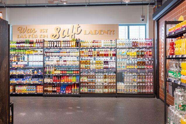 Rayonnages et chariots libre-service efficaces de Wanzl en action