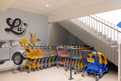 Voyager dans les années&nbsp;50 avec un chariot libre-service