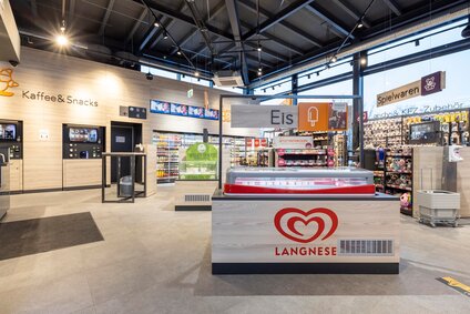 Présentation élégante des marchandises grâce au bois et au métal